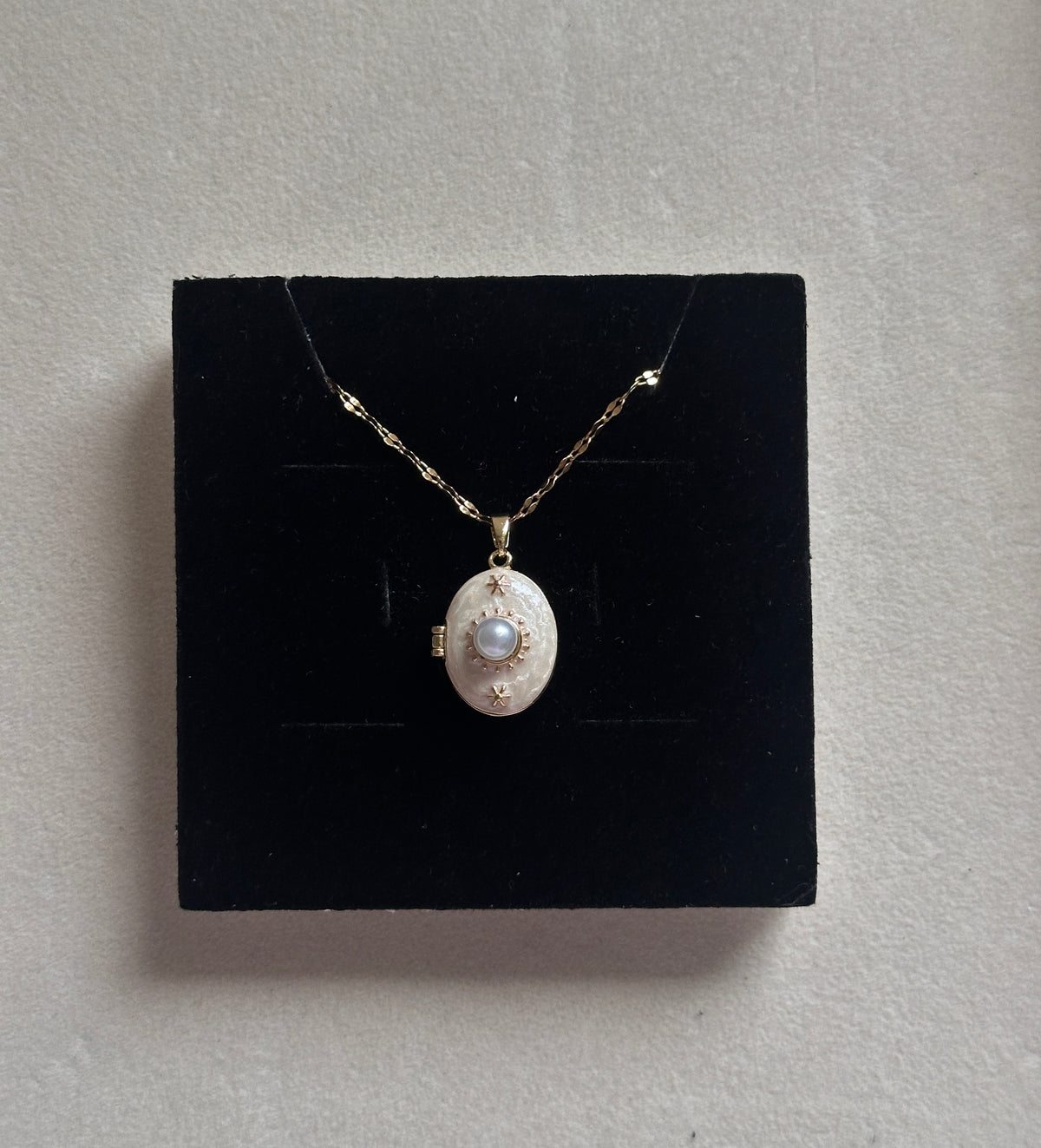 Pearl photo locket