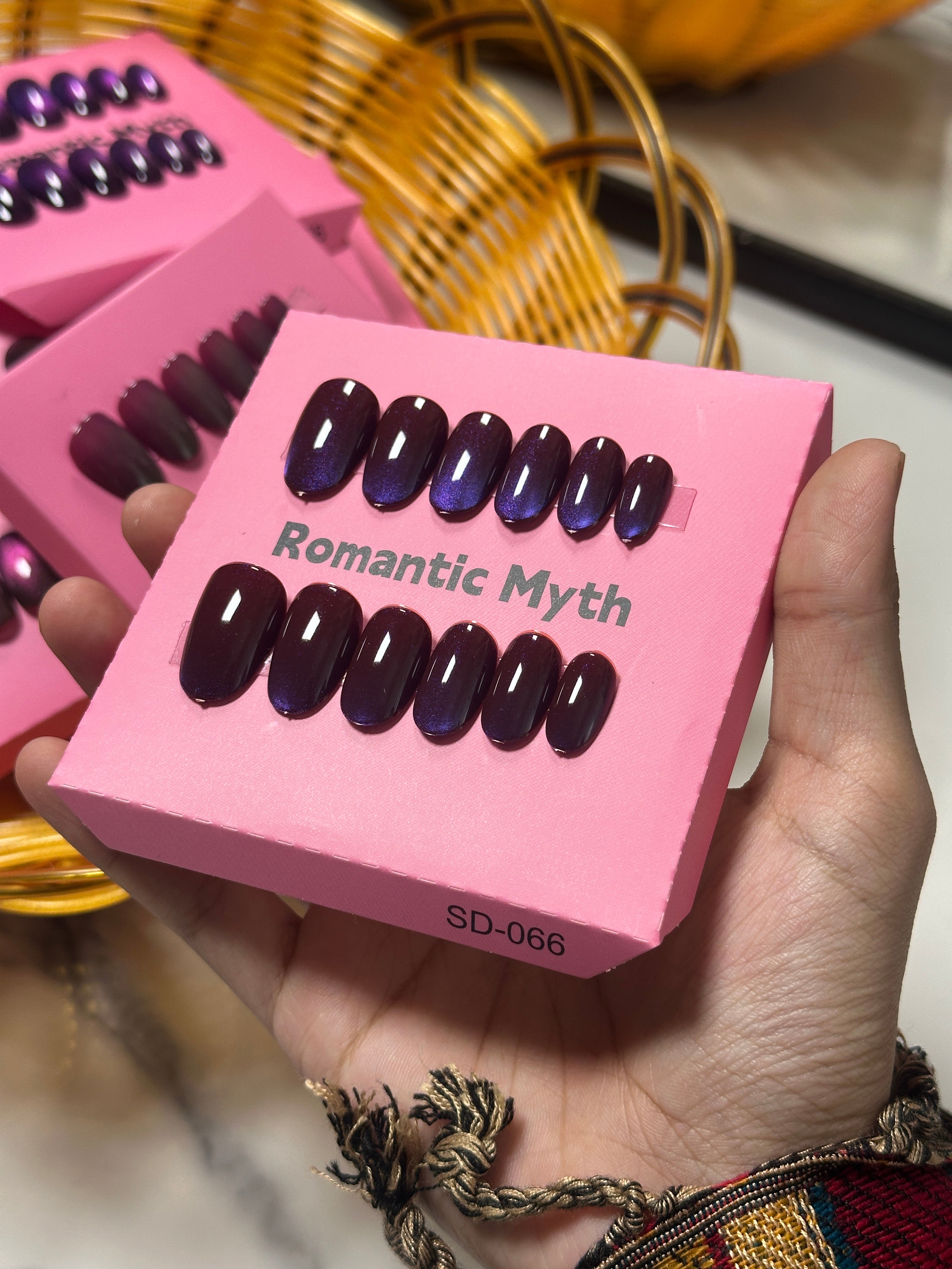 Glossy double shade press on