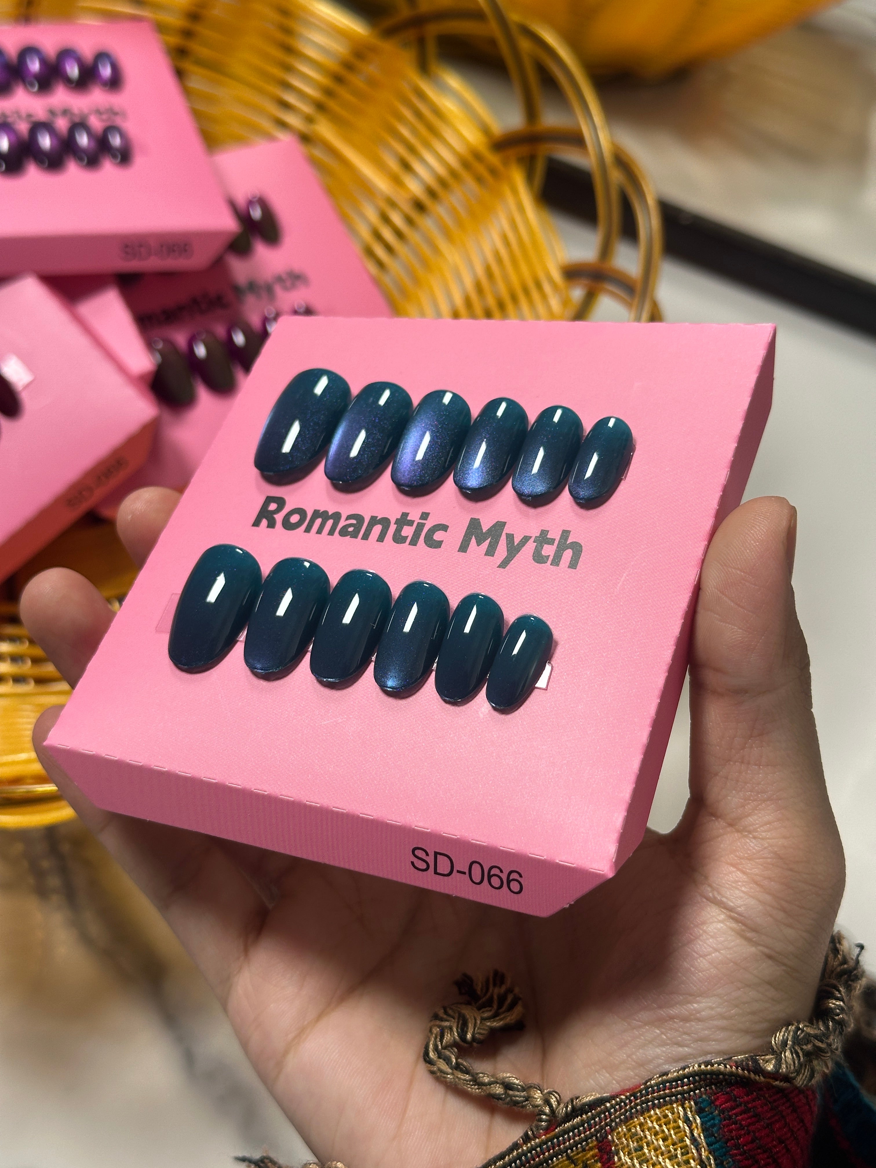 Glossy double shade press on