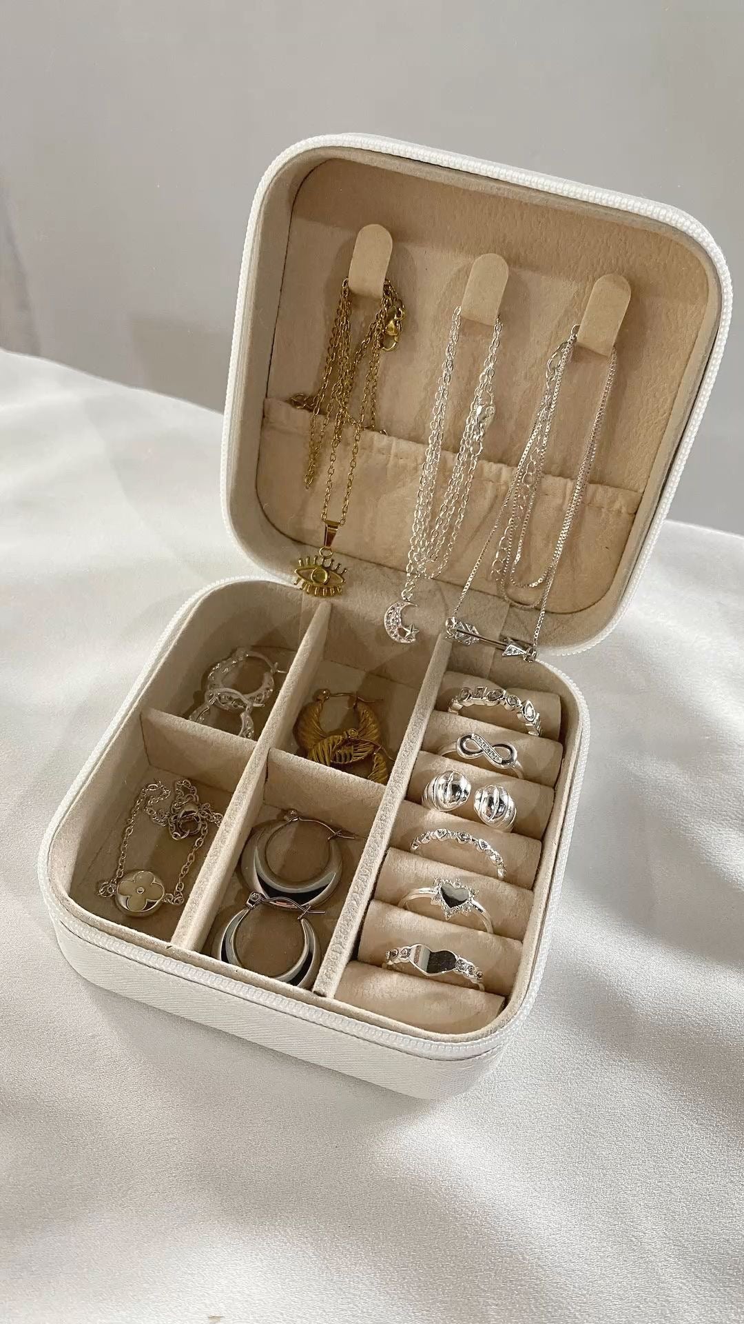 White jewellery organisers