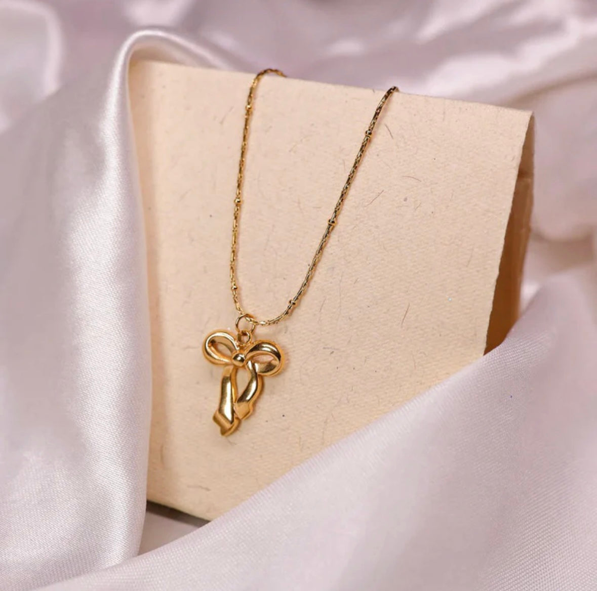 Bow necklace