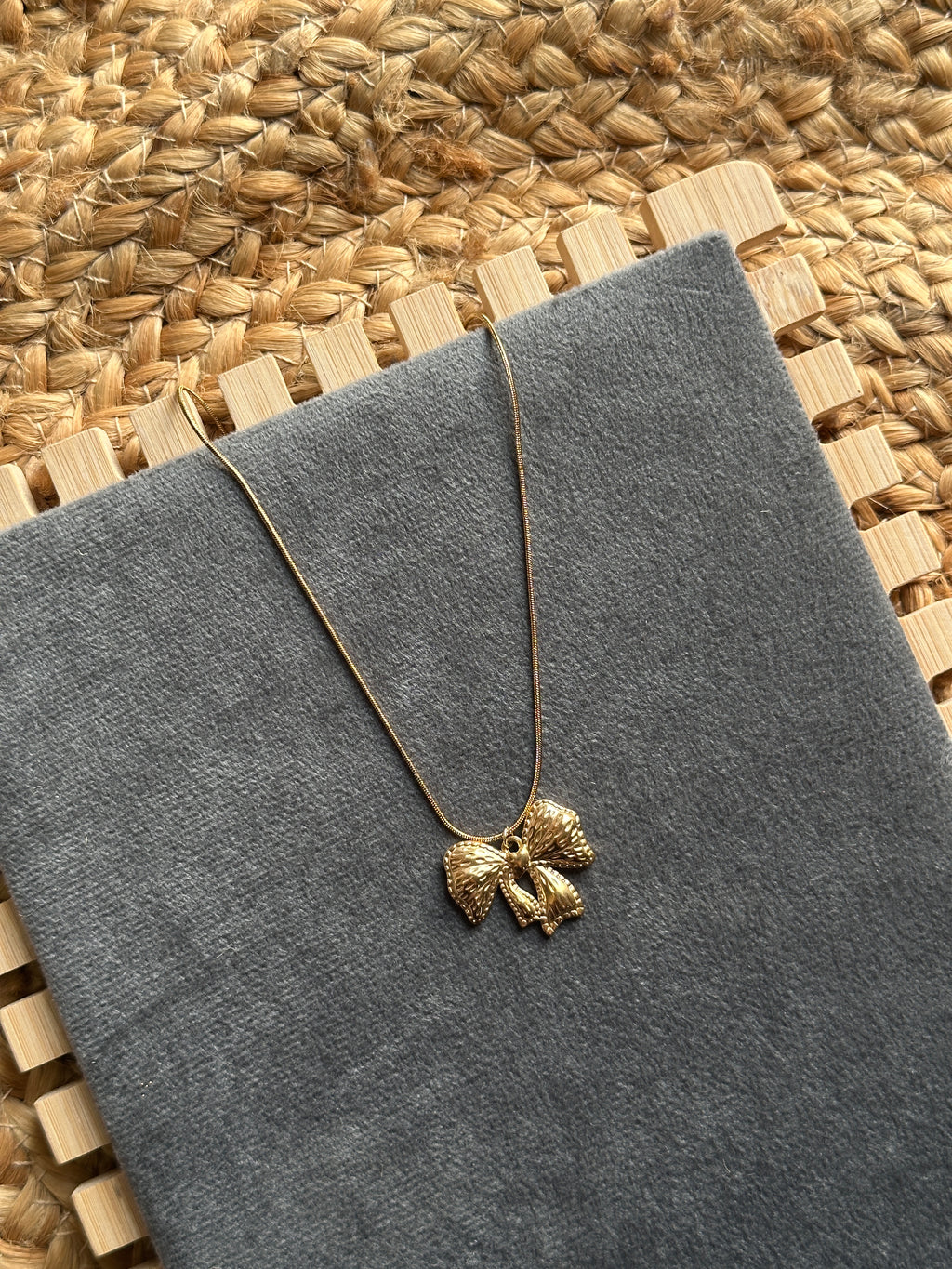 Bow necklace