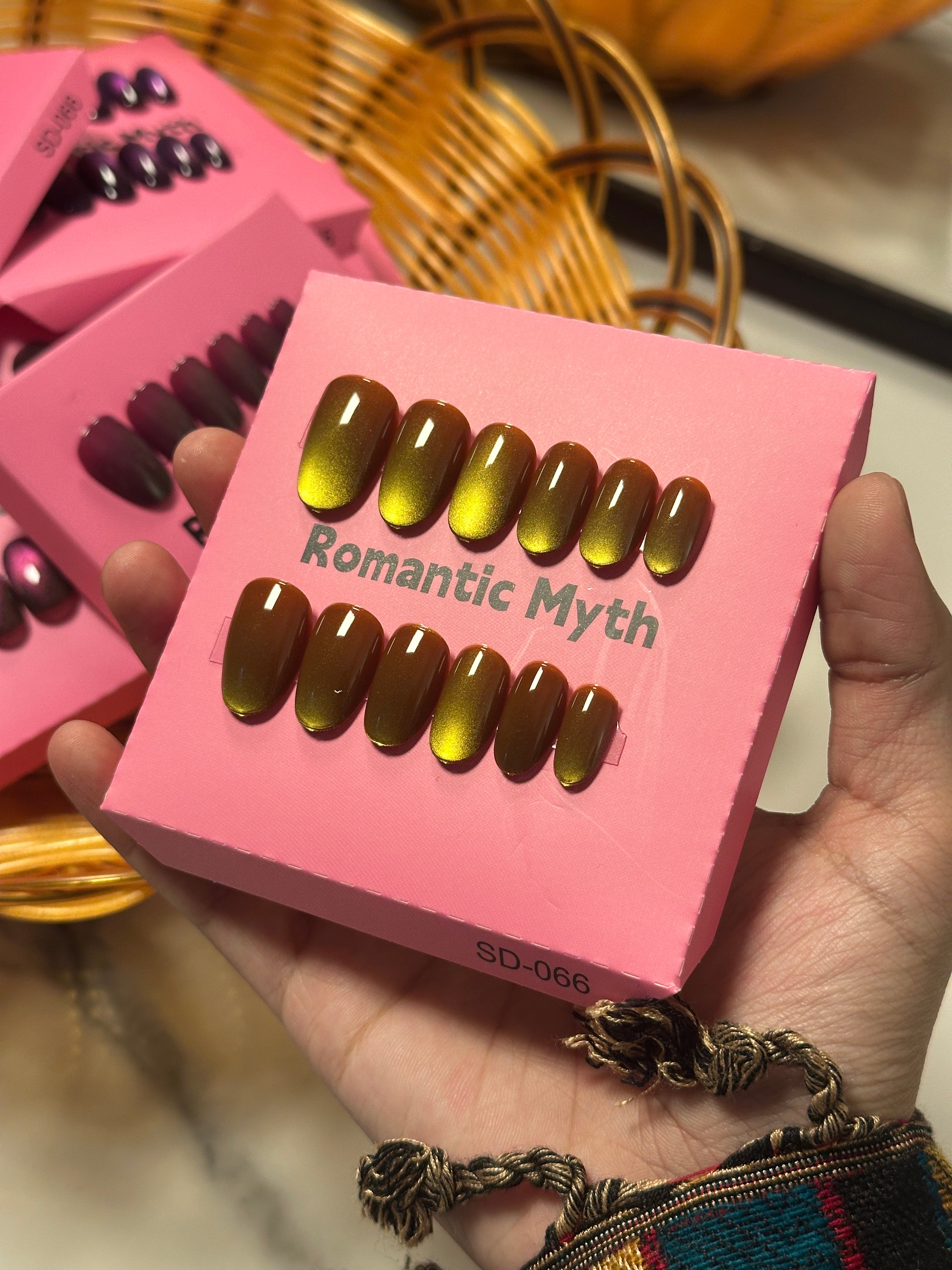 Glossy double shade press on