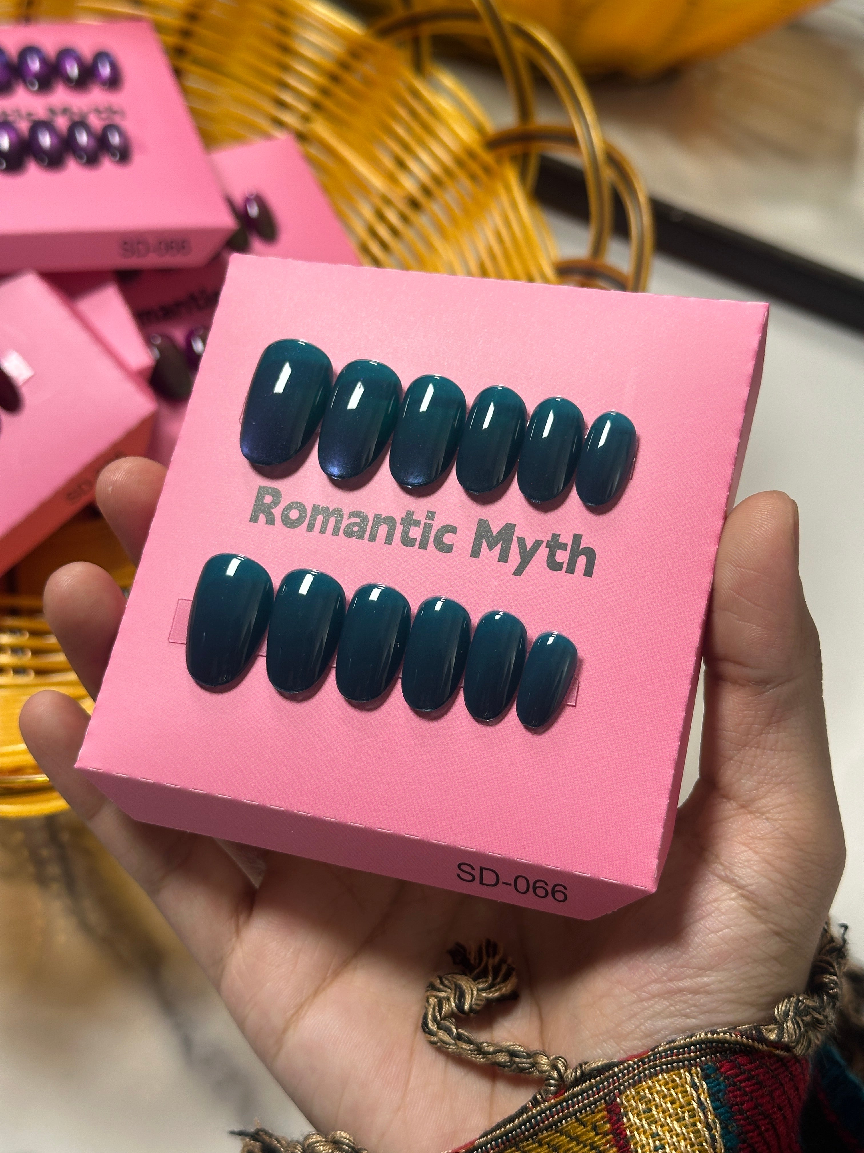 Glossy double shade press on