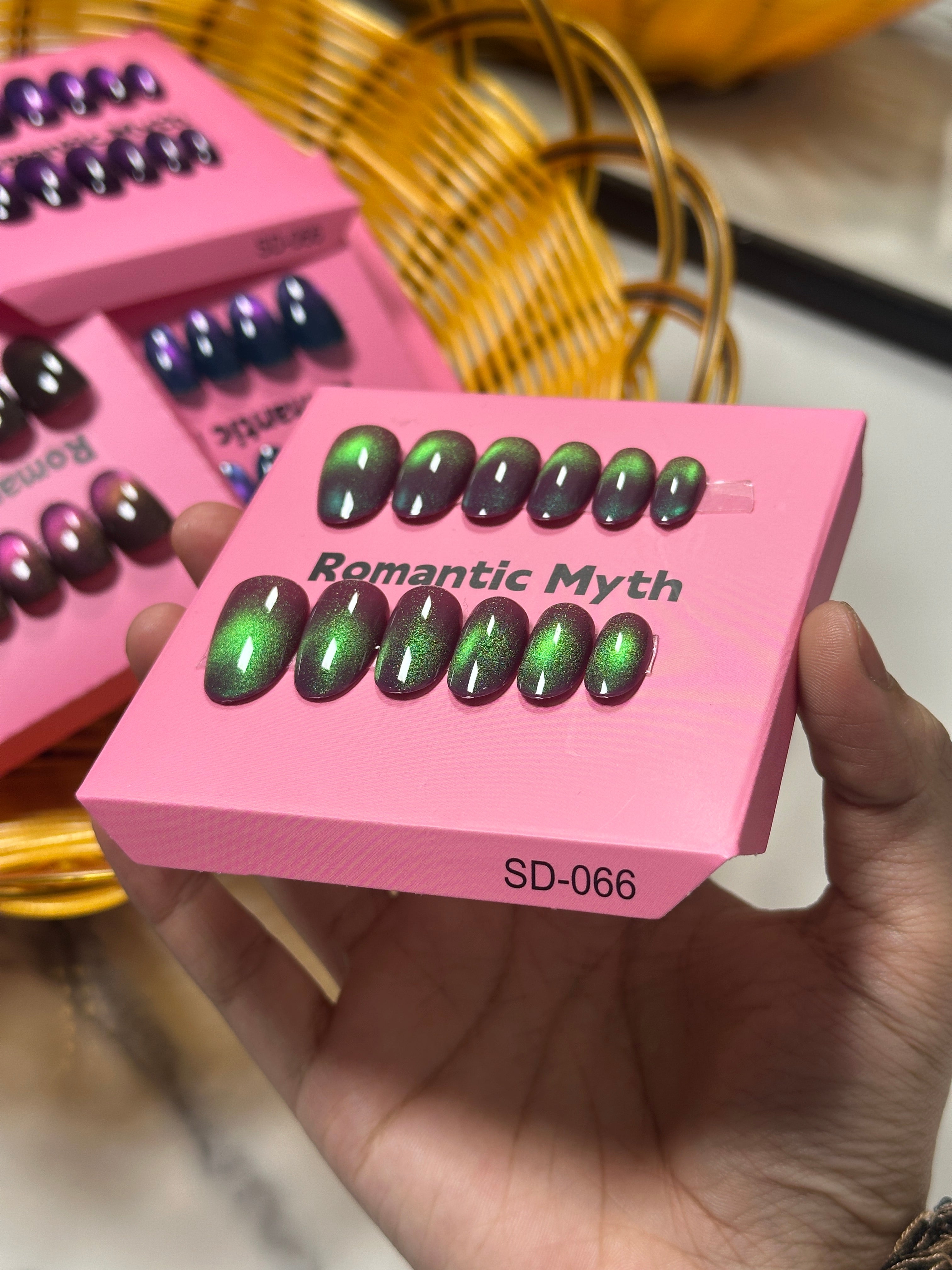 Glossy double shade press on