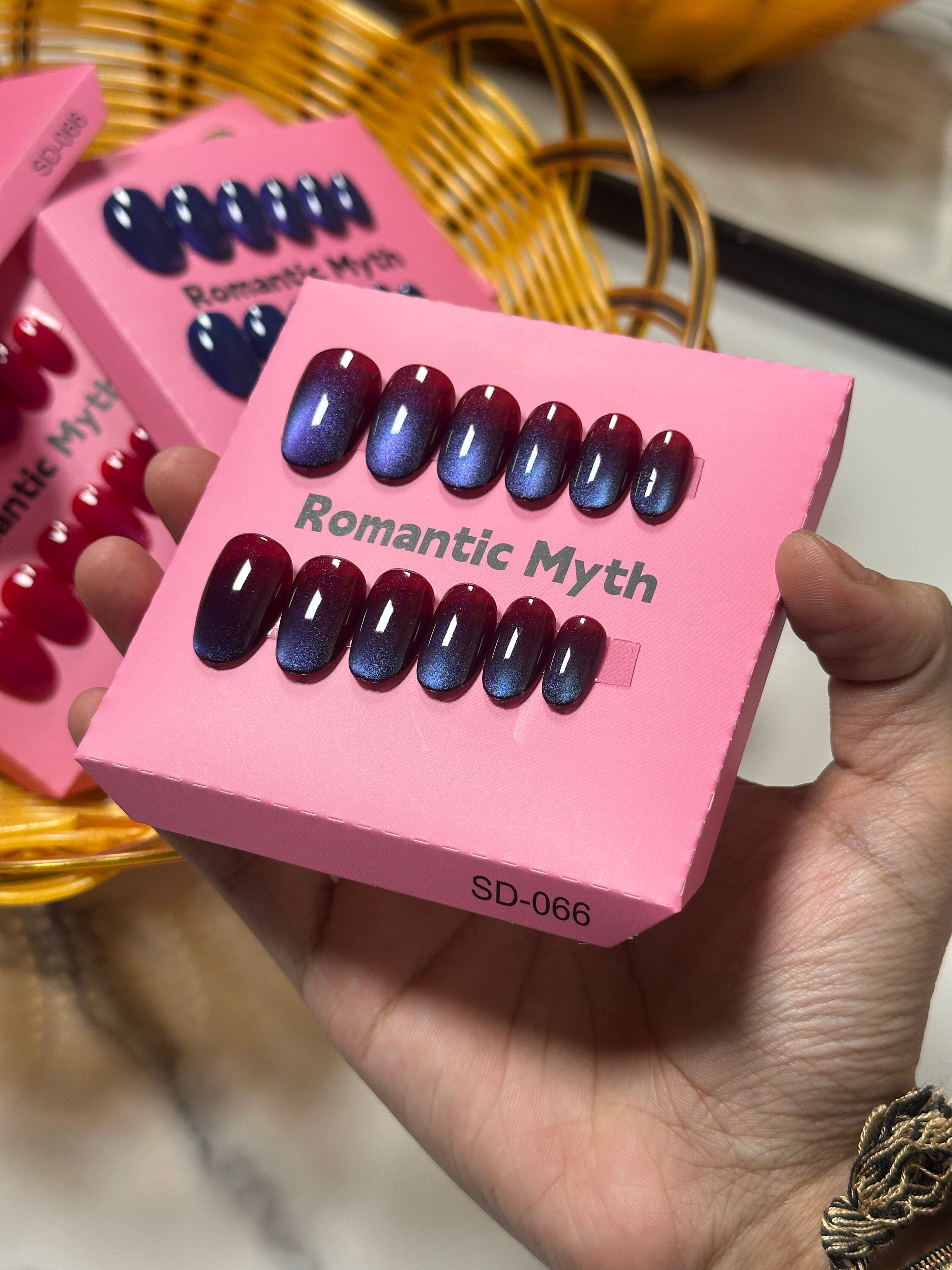 Double shade glossy press on