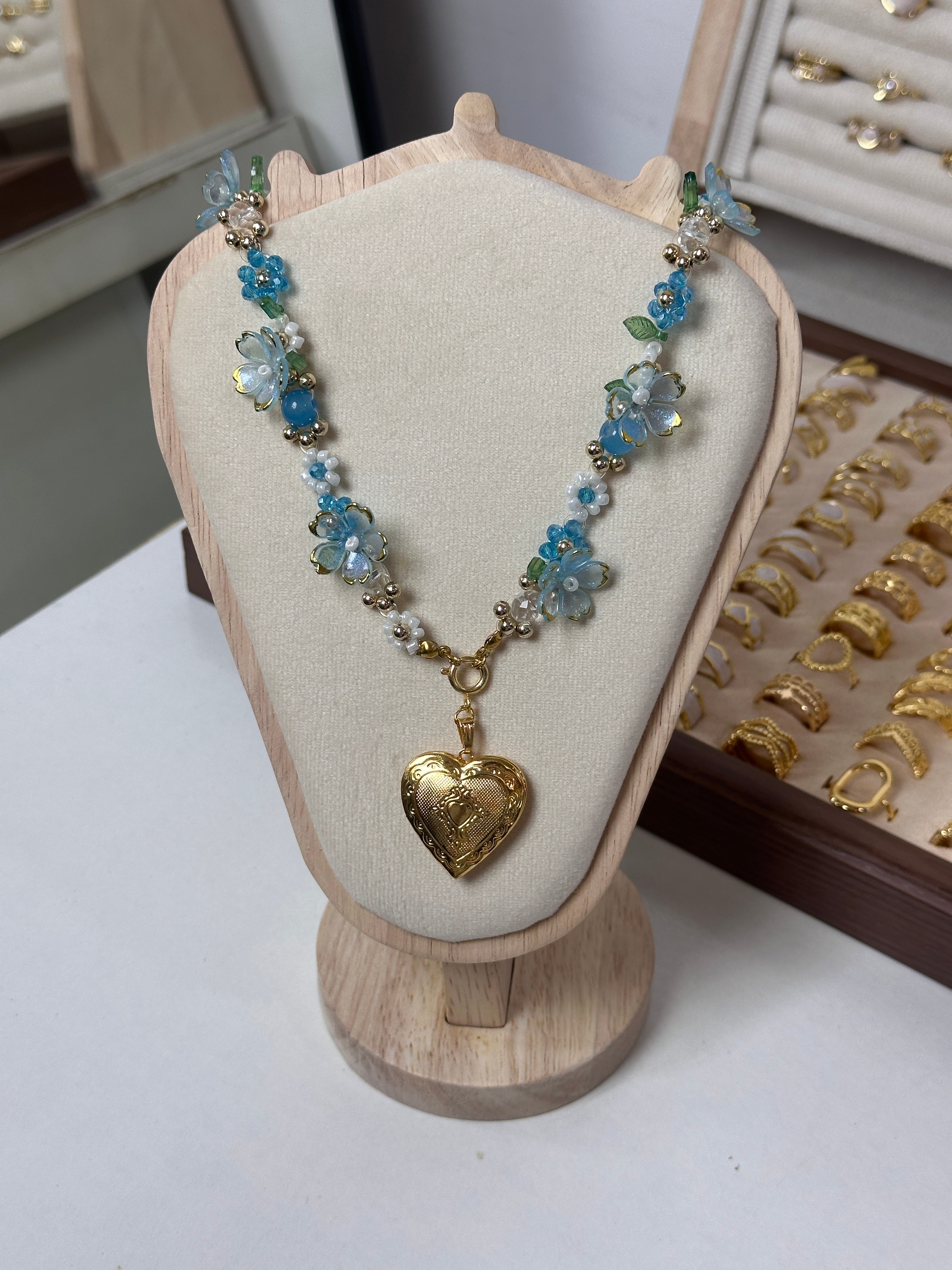 Flower necklace 🐋