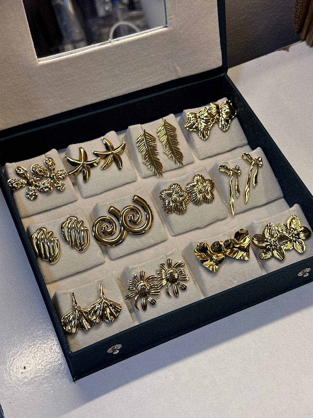 Premium jewellery set with mirror box