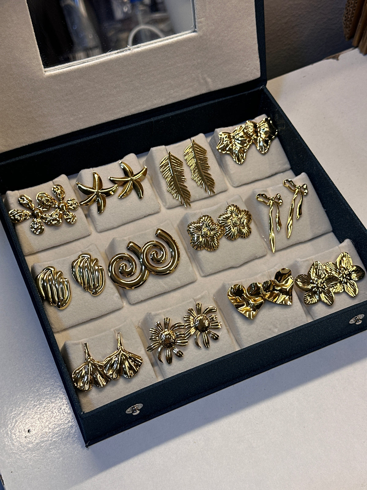 Premium jewellery set with mirror box