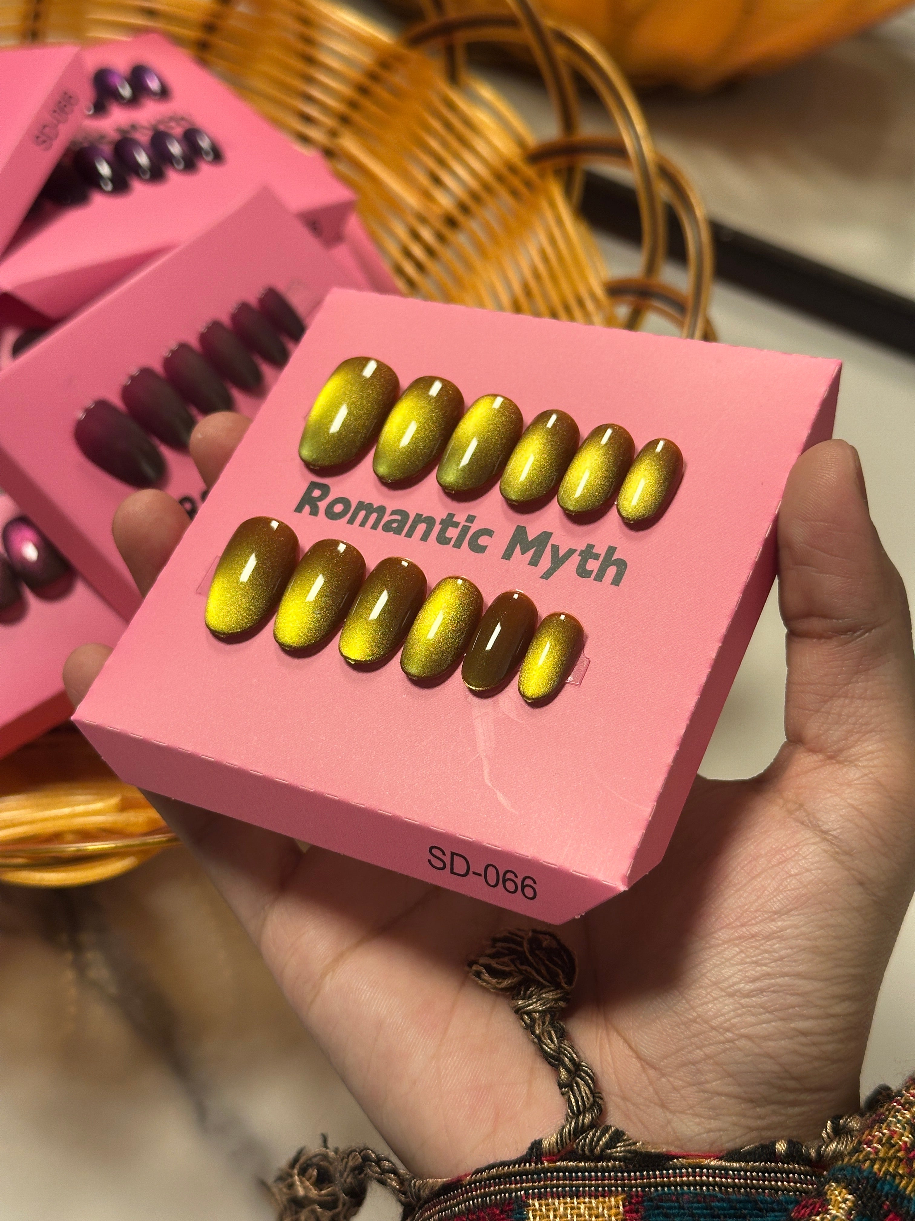 Glossy double shade press on