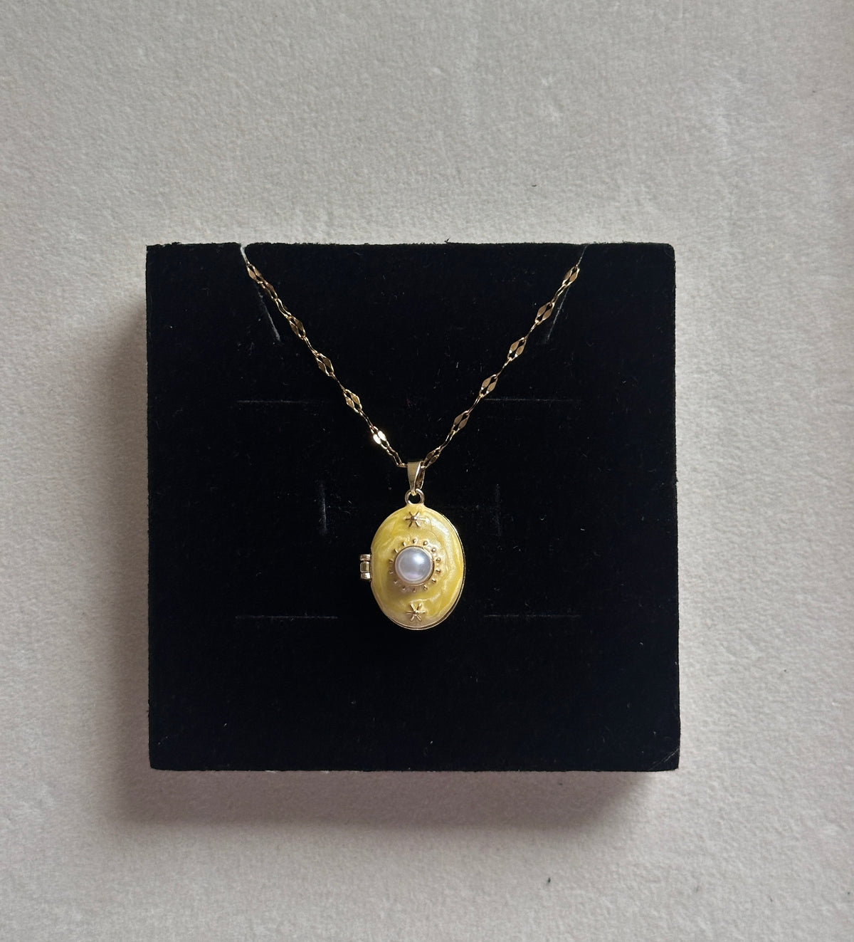 Pearl photo locket