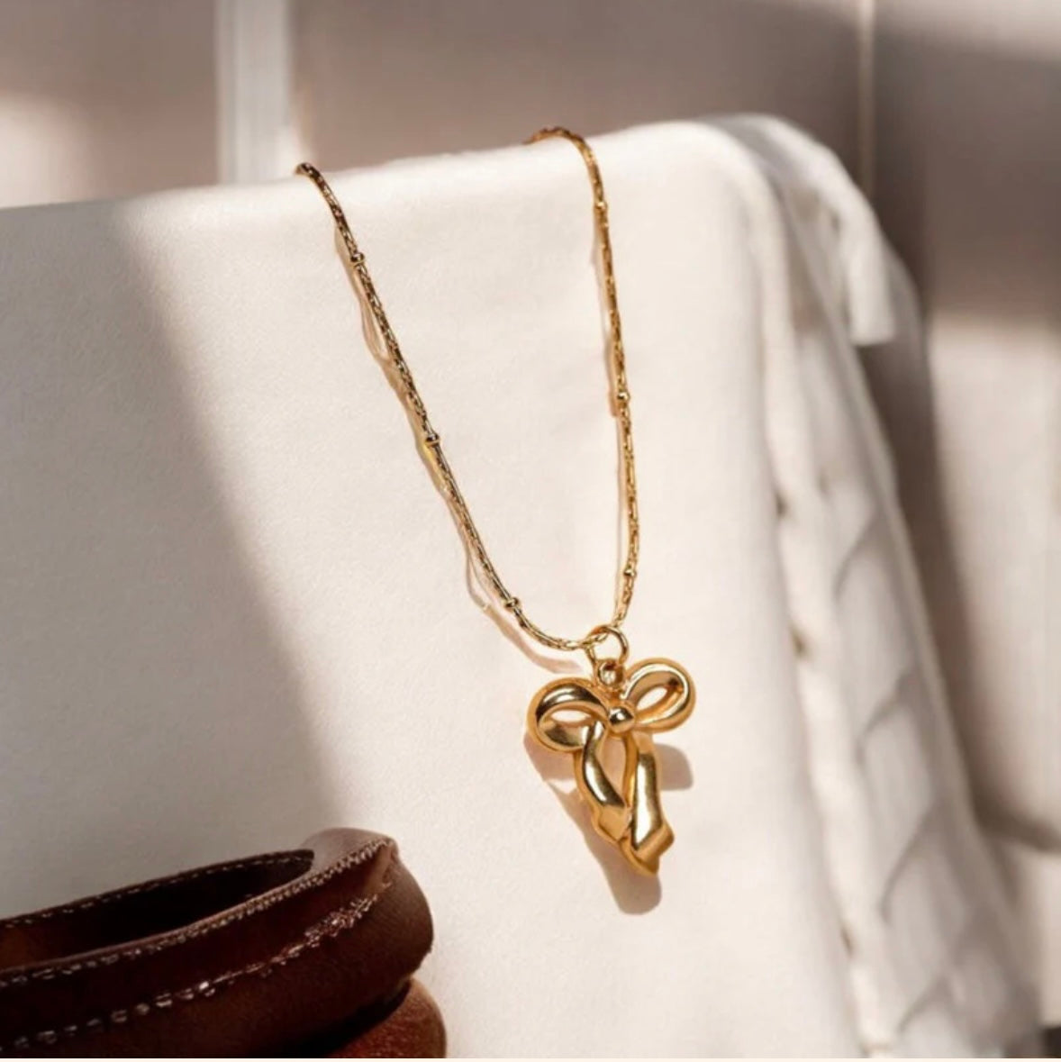 Bow necklace
