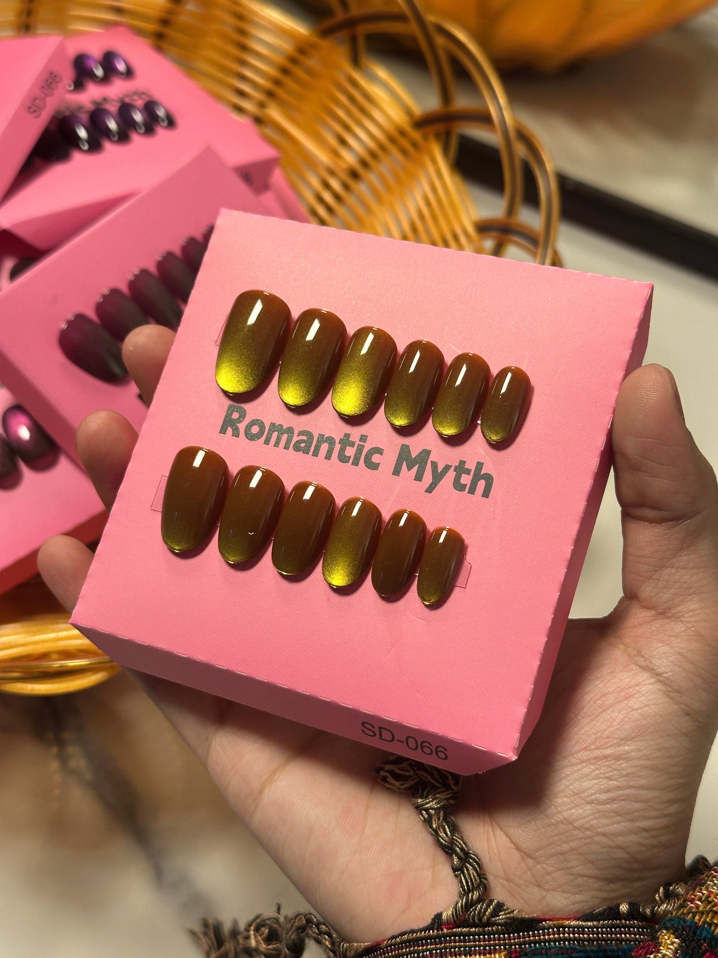 Glossy double shade press on