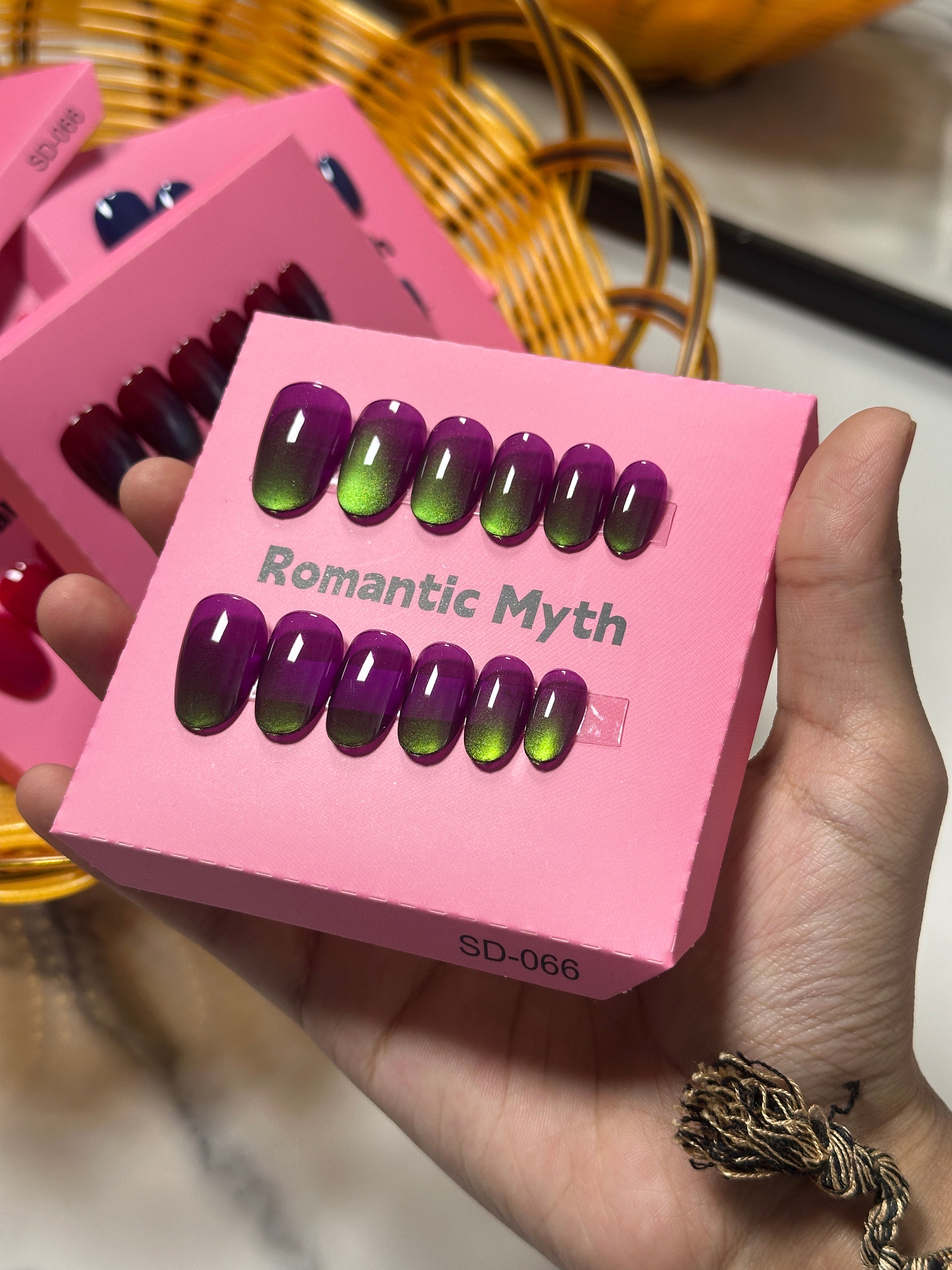 Double shade glossy press on