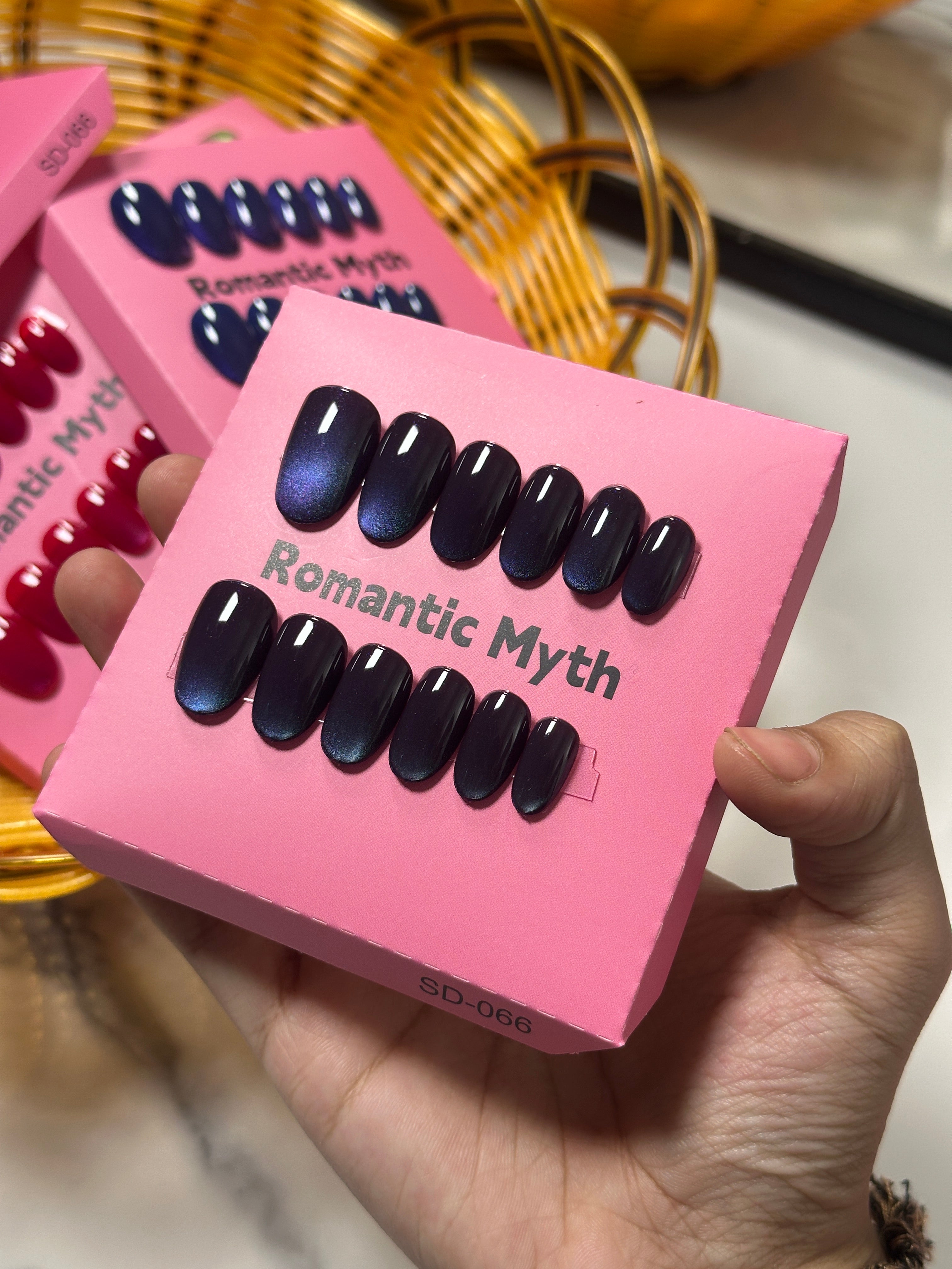 Double shade glossy press on