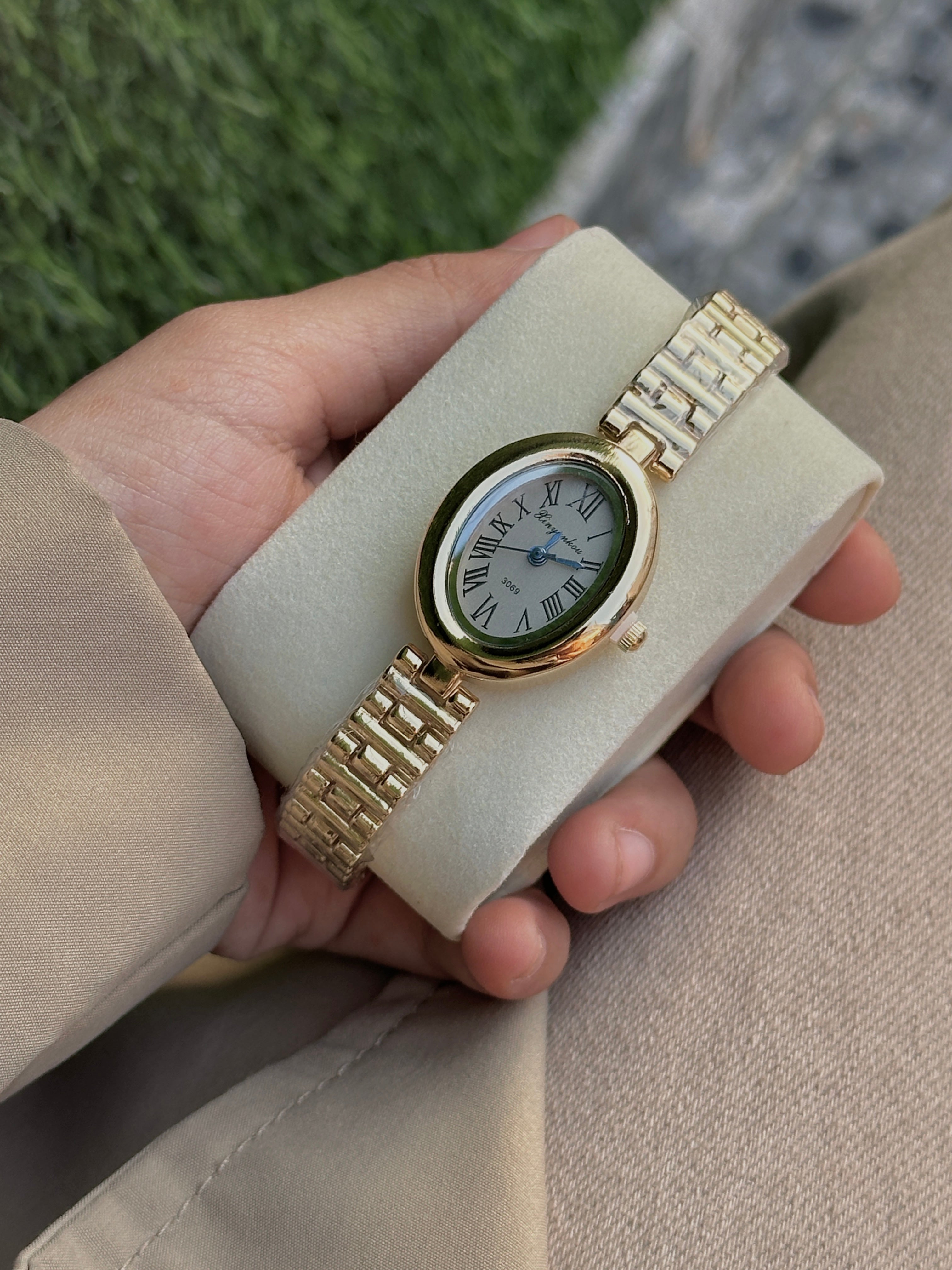 Light grey old money watch