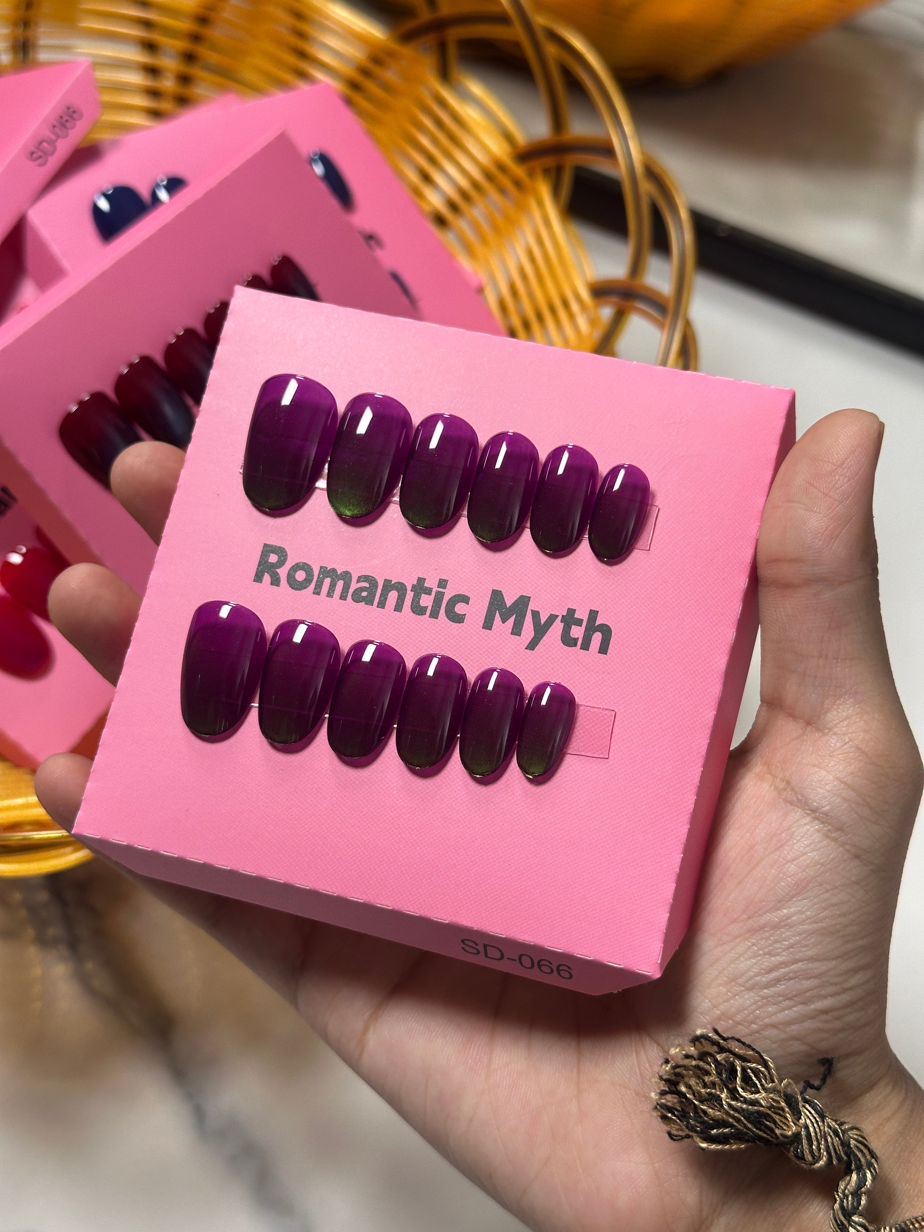 Double shade glossy press on