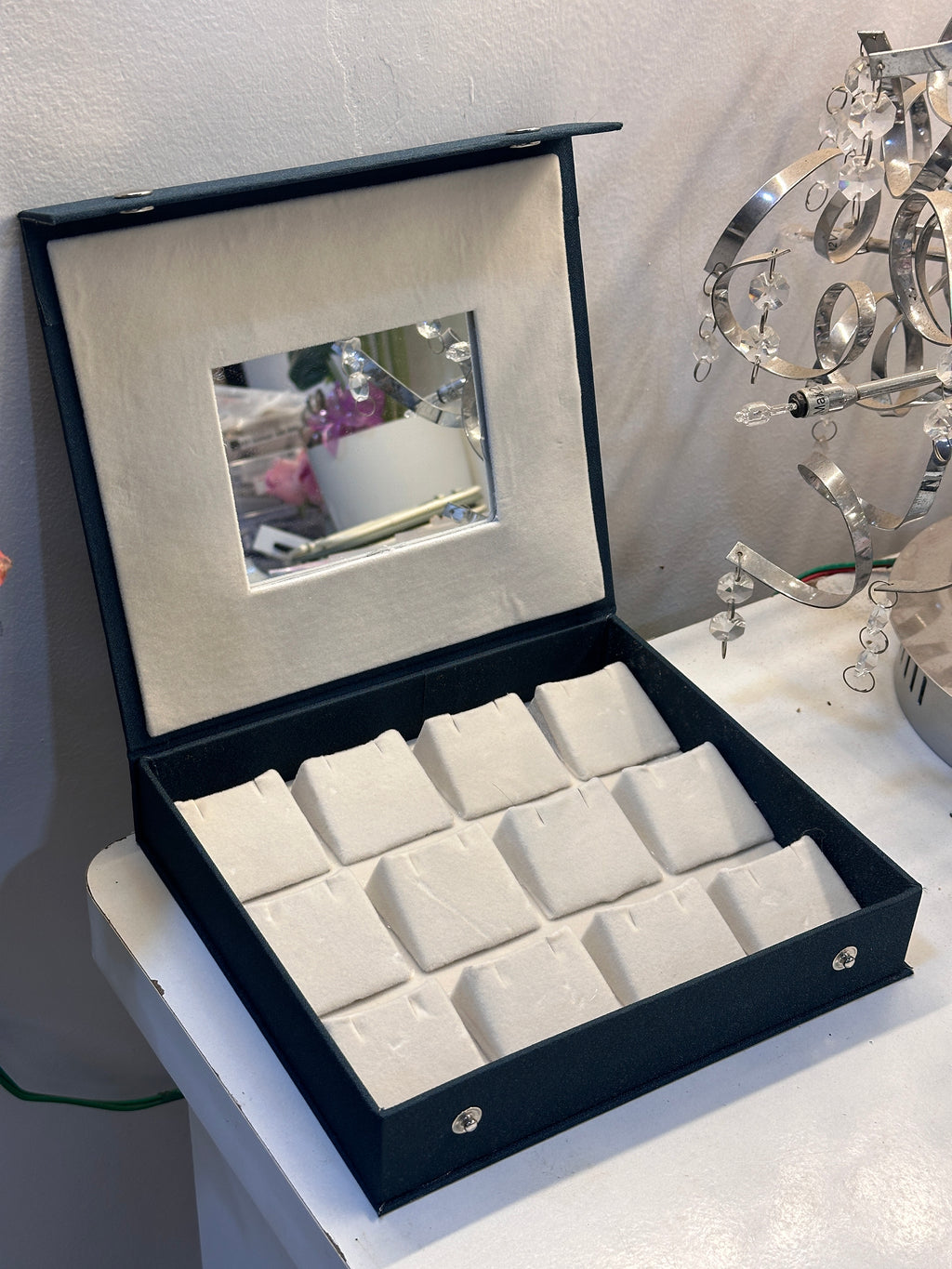 Earring organiser with mirror
