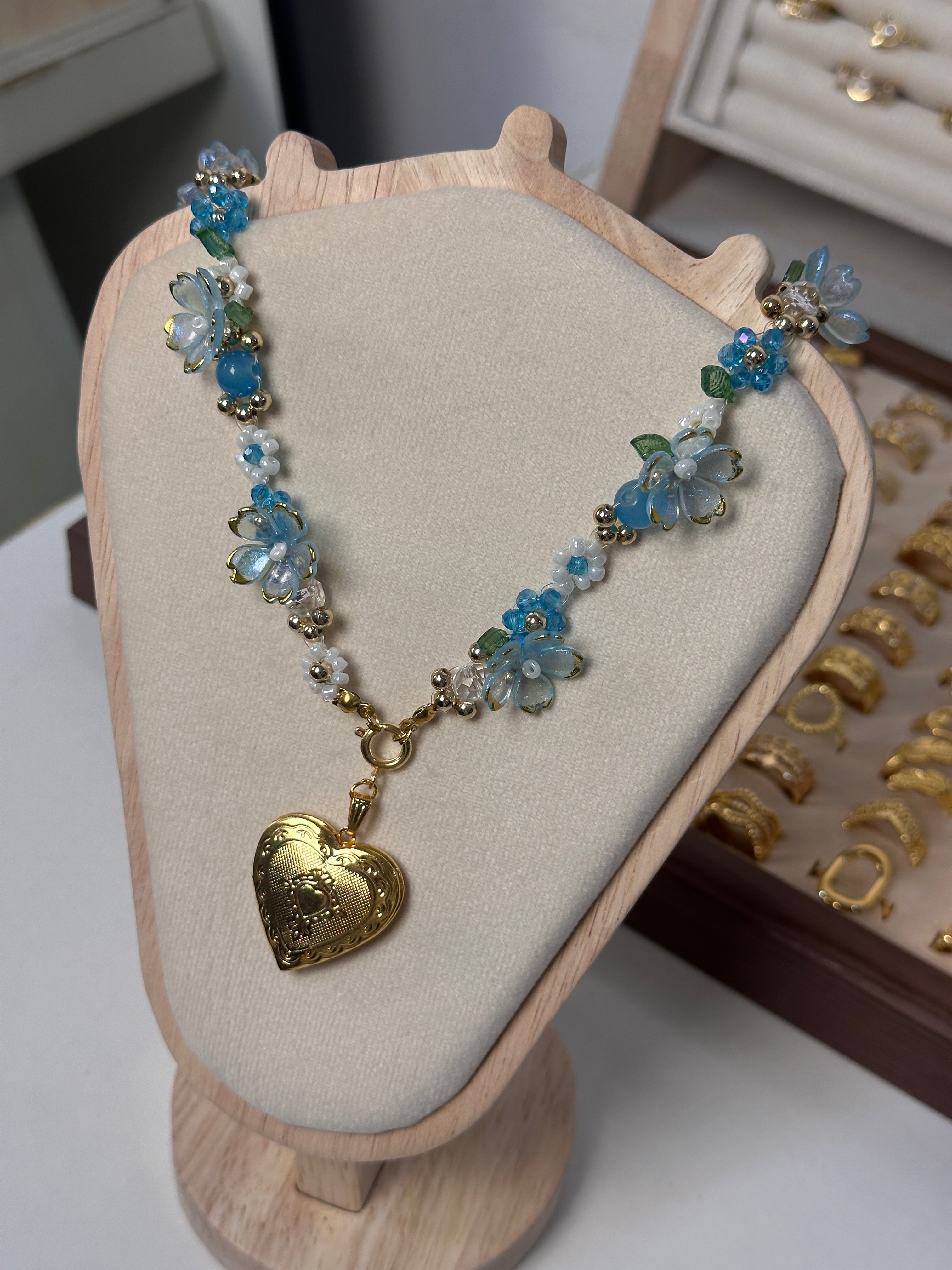 Flower necklace 🐋