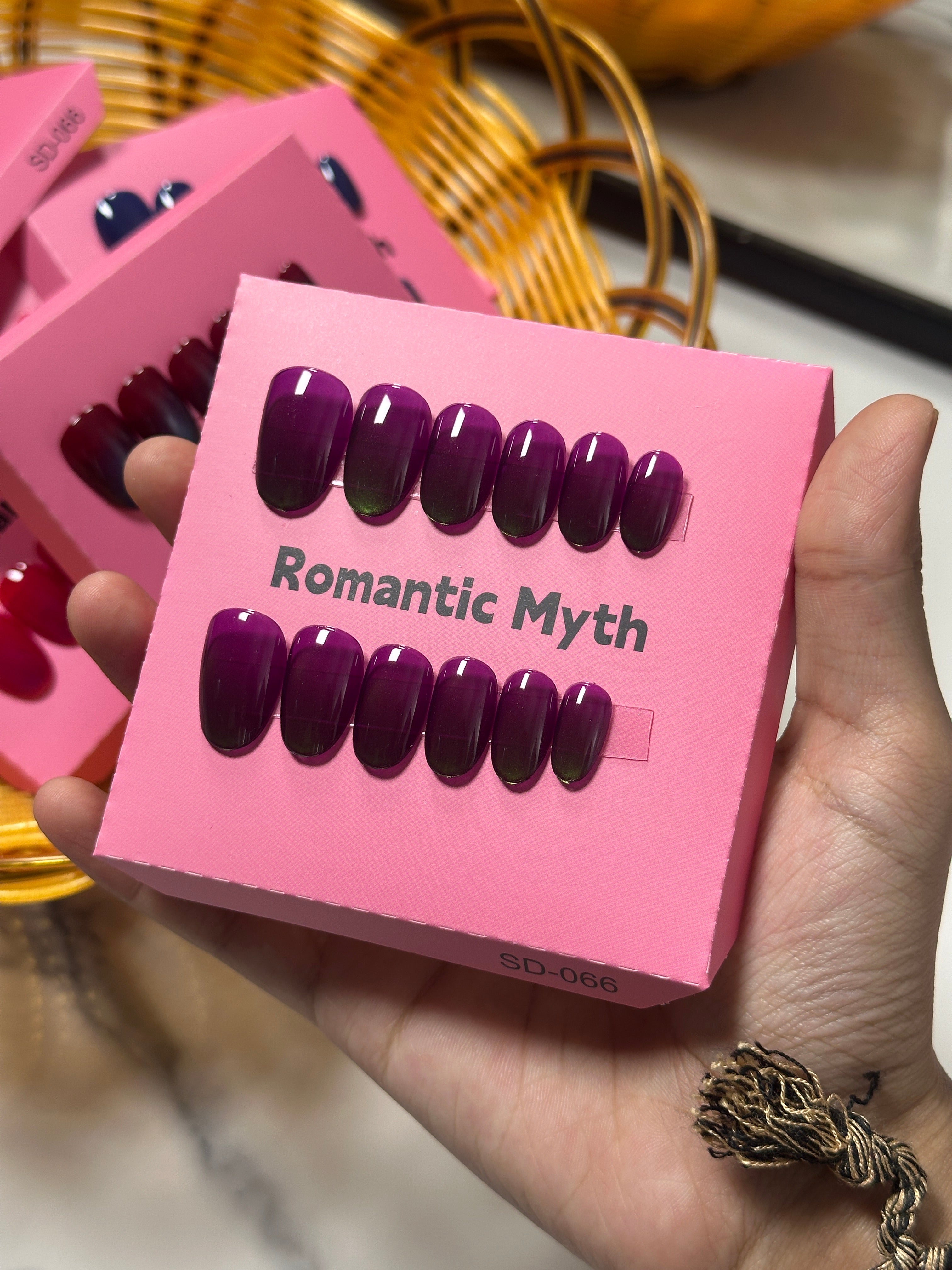 Double shade glossy press on