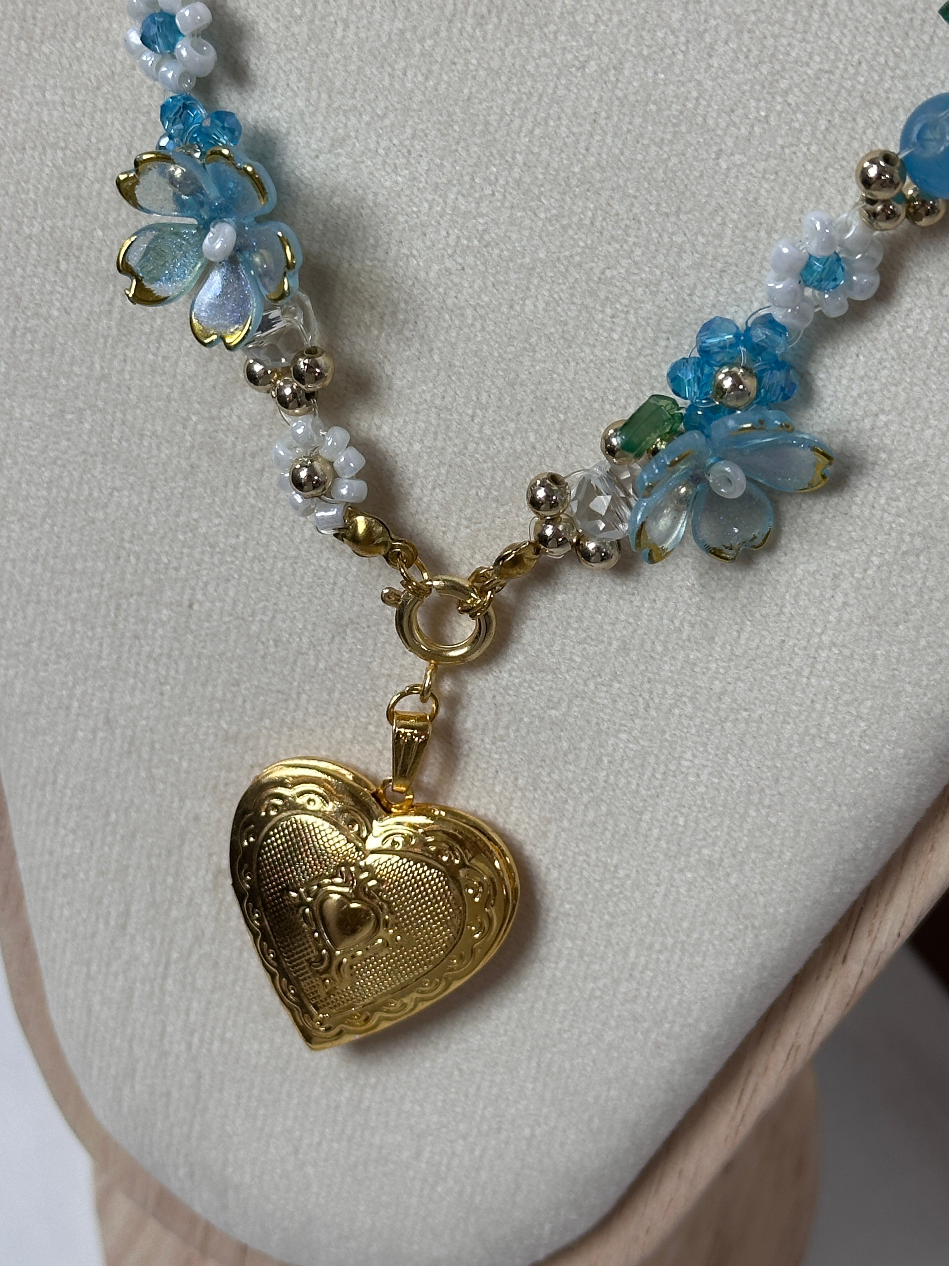 Flower necklace 🐋