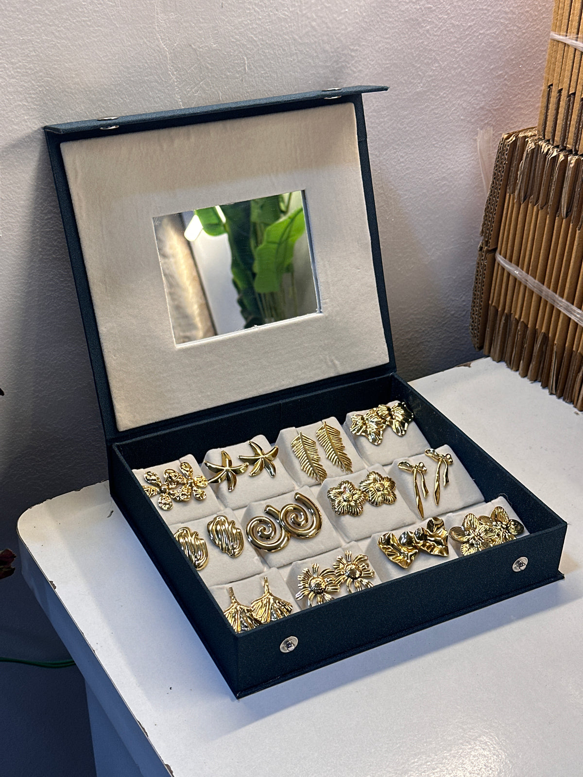 Premium jewellery set with mirror box