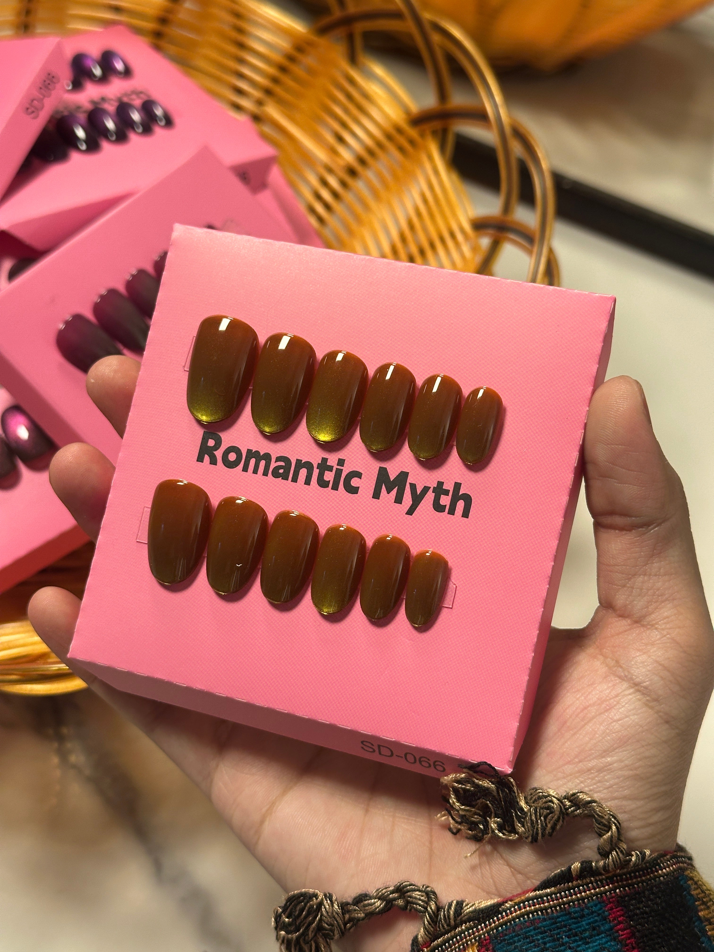 Glossy double shade press on