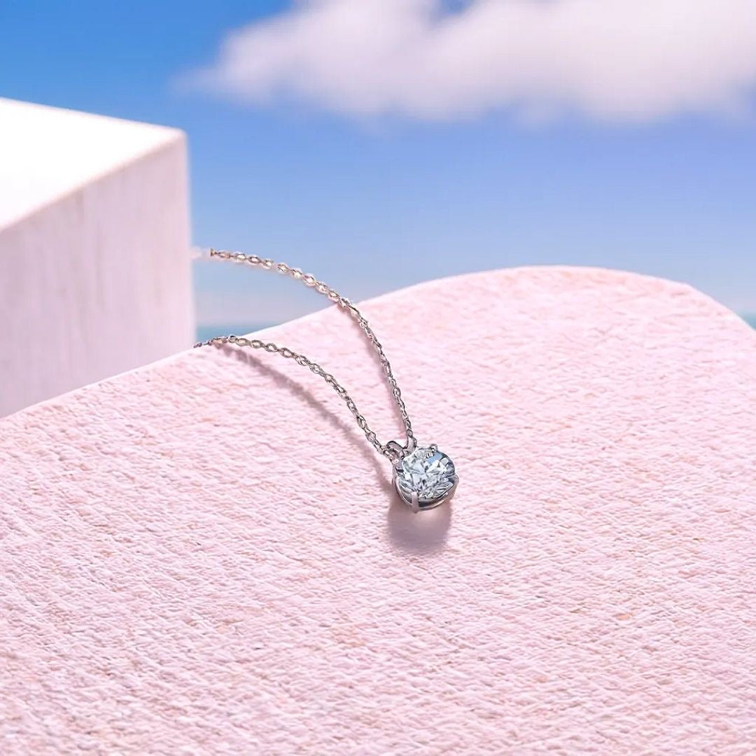 Minimal small diamond necklace