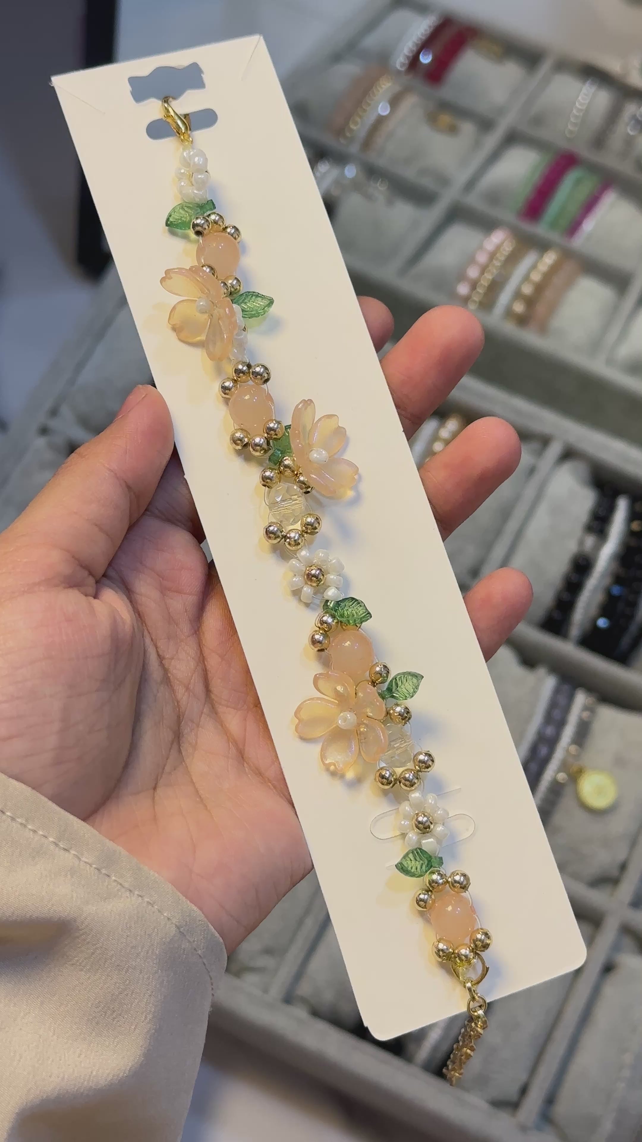 Beige flower bracelet 🍂